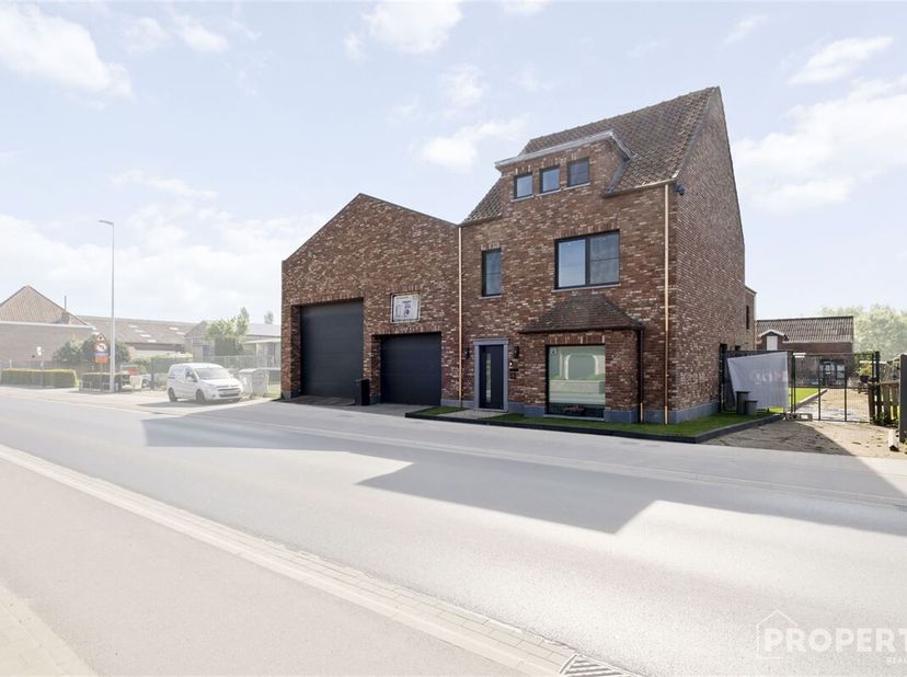 Ruime instapklare woning met loods van 600m2 te koop! &lt;br /&gt;
Indeling woning: Inkomhal met gastentoilet, lichtrijke leefruimte met open keuken voorzie