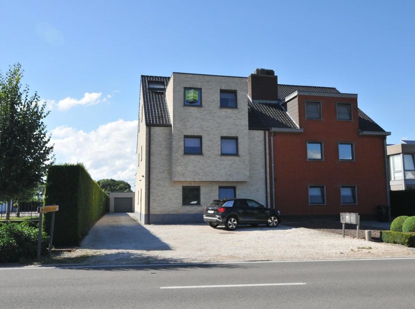 Mooi appartement gelegen op het dakverdiep van een klein en rustig gebouw met 3 appartementen.&lt;br /&gt;
Via de inkomhal kan u naar de ruime woonplaats en