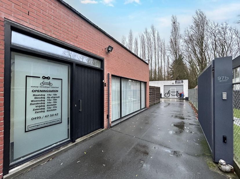 Gezellige en lichtrijke woning met werkplaats, bestaande uit een inkomhal met gastentoilet, lichtrijke leefruimte, uitgeruste keuken met eetplaats, 2
