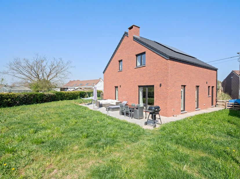 VENTE SOUS LE REGIME DES DROITS D&#039;ENREGISTREMENTS ! Laissez-vous séduire par cette somptueuse villa basse énergie idéalement nichée dans un écrin de v