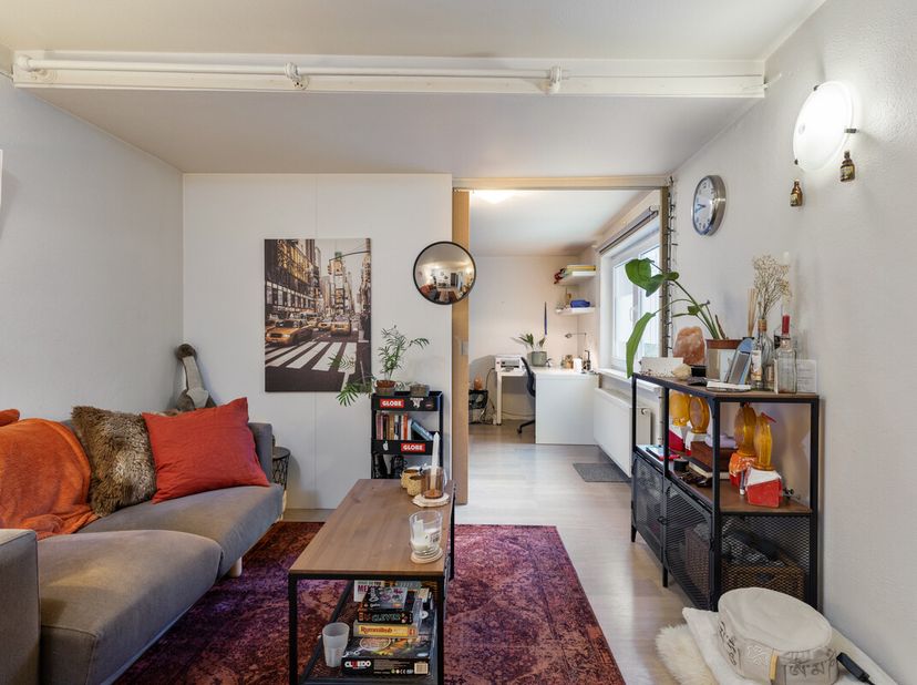 Deze studio, gelegen langs Sint-Kwintensberg, dateert van 2001 en is steeds goed onderhouden. De studio biedt een aangename leefruimte in een rustige