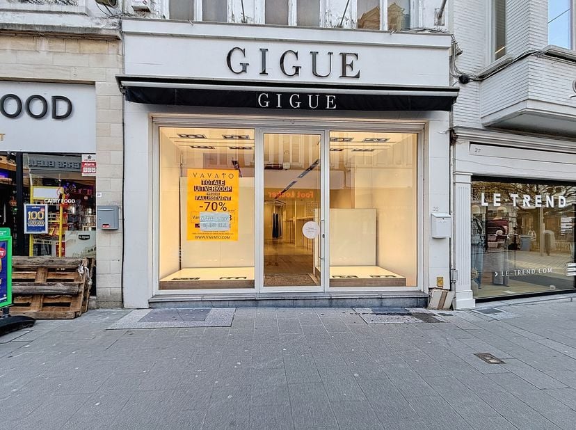 Local commercial d&#039;environ 70 m² à louer dans le centre de Courtrai. L&#039;immeuble commercial est situé dans un endroit extrêmement commercial dans la Ko
