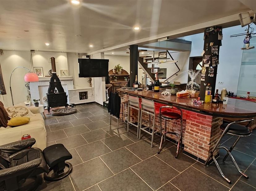 Op zoek naar een vastgoedopportuniteit in Zottegem? Dan is deze woning misschien wel iets voor u!&lt;br /&gt;
Gelegen in een rustige straat nabij het centru