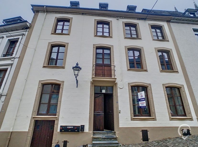 Vos Agences Ardenne vous présente cette importante bâtisse de +-250m² idéalement située dans le centre de Bouillon. Cette maison familiale comporte 4