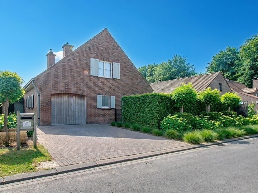 Waar licht, ruimte en rust samenkomen  een thuis in Harelbeke&lt;br /&gt;
Sommige huizen voelen meteen juist. Nog voor je goed en wel binnen bent, weet je: