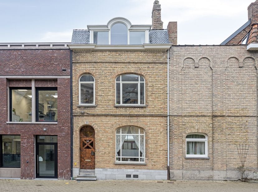 Charmante maison mitoyenne à vendre en plein centre d&#039;Ypres. Situé dans le Kloosterpoort, entre le parc Astrid et le Leet. Cette maison prête à emména