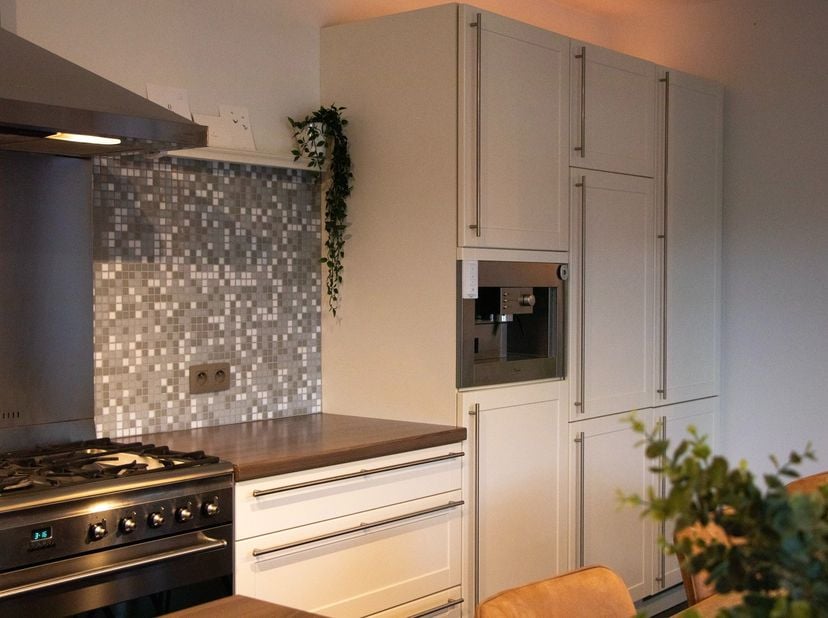 Welkom in de Heiwijkerweg 8, een verrassend ruime en perfect onderhouden woning waar charme en modern comfort hand in hand gaan. Deze woning uit 1955