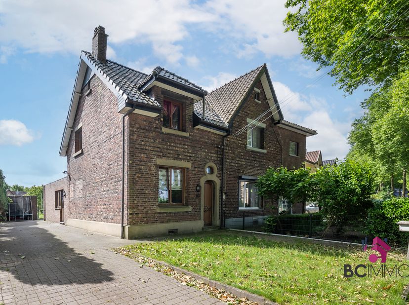 Ligging&lt;br /&gt;
Deze halfopen woning is gelegen in de voormalige mijnwerkerswijk Tuinwijk&lt;br /&gt;
 te Waterschei (Genk),&lt;br /&gt;
een rustige en kindvriendel