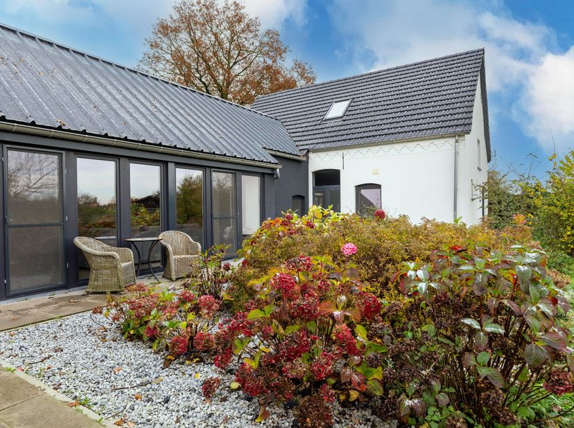 Deze gerenoveerde hoeve is gelegen in alle rust op ca. 2.240m² grond te Weelde. Het eigendom omvat een grote leefruimte, volledig geïnstalleerde open