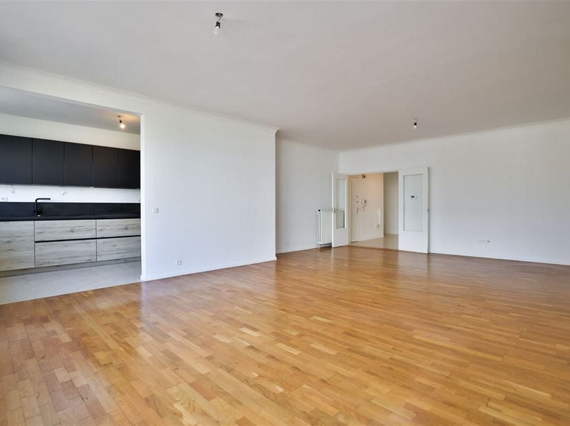 Gerenoveerd twee-slaapkamerappartement met terras gelegen in het centrum van Wilrijk!&lt;br /&gt;
Het appartement gelegen op de Bist, bevindt zich op wandel