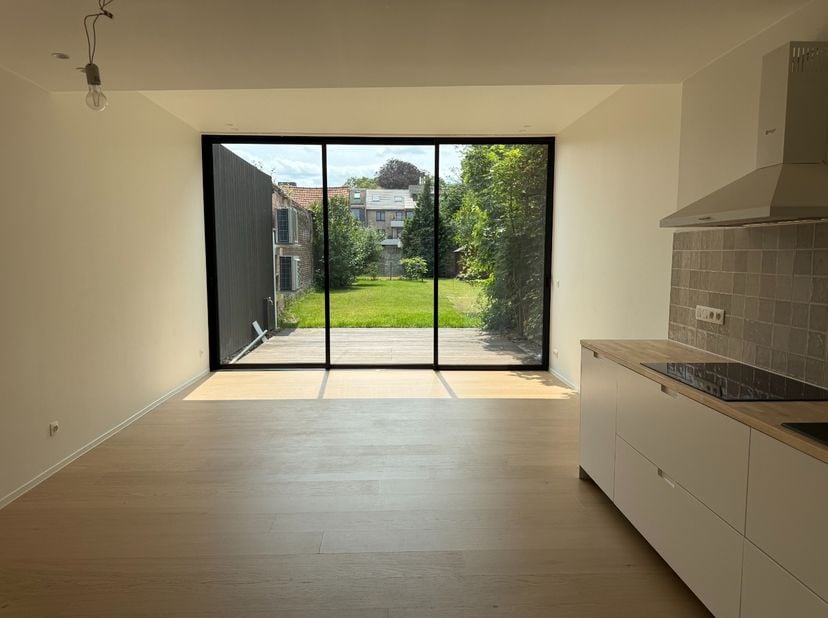 Prachtige hippe woning met zonnige tuin in hartje Drongen! Deze zeer energie zuinige woning (EPC: A) is ideaal gelegen in de dorpskern op wandelafstan