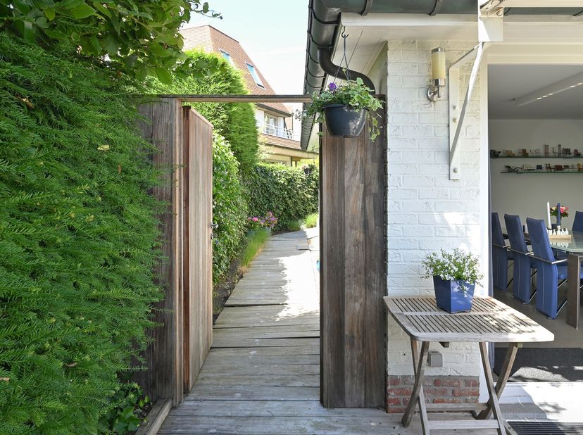 Dit prachtige tuinappartement bevindt zich in een mooie villa-residentie (bj 1998) en biedt een moderne, comfortabele leefomgeving met tal van aantrek