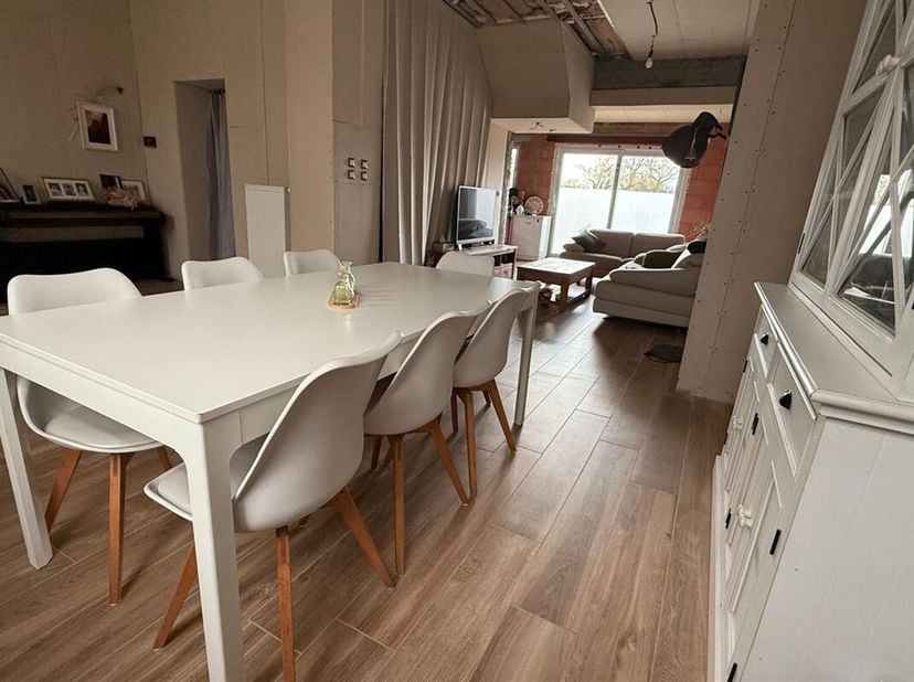 Prix: Offre à partir de 179.000 euros, frais d&#039;agence non inclus et à charge de l&#039;acquéreur.&lt;br /&gt;
Charmante maison habitable rapidement comprenant :&lt;