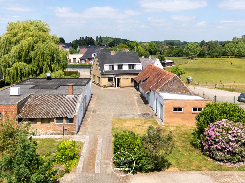 Deze te renoveren woning bevindt zich in het landelijke Wetteren Ten Ede, in het groen en op wandelafstand van de dorpskern, op een oppervlakte van ca