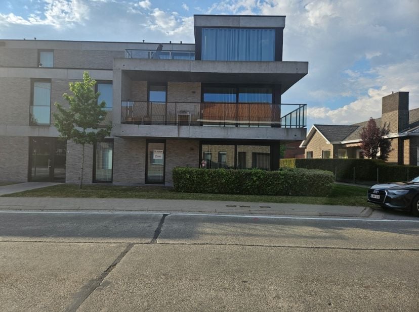 Hoekappartement met 2 slpks, terras&lt;br /&gt;
appartement met 2 slpks op het gelijkvloers &lt;br /&gt;
&lt;br /&gt;
Appartement  (+/- 80 m²)  in Res Jolie op het geli