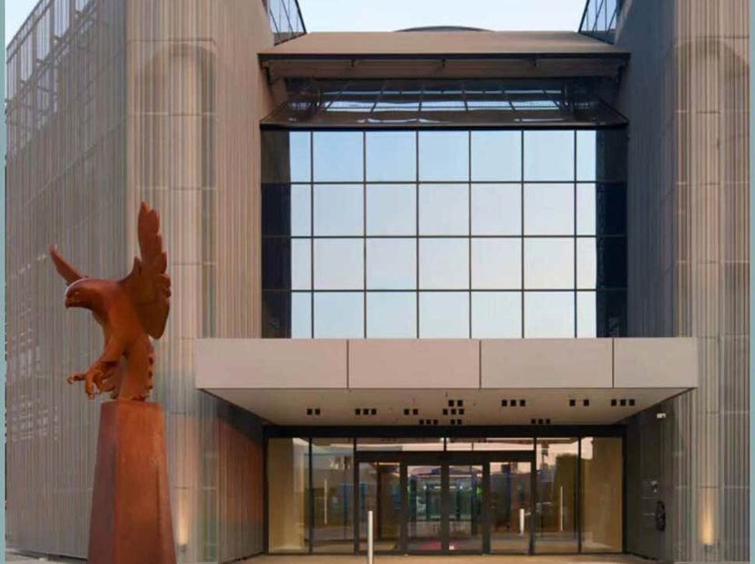 Falcon  Un Projet de Bureaux dException avec une Visibilité MaximaleFalcon est un exemple remarquable de rénovation complète, transformant un bâtiment