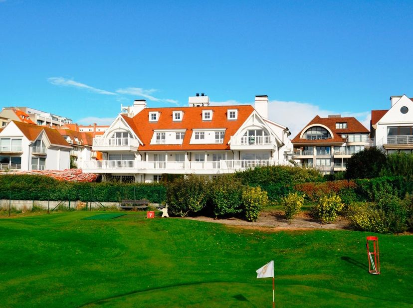 Garagebox te huur op de Kustlaan vlakbij de Minigolf Approach, het strand en de winkels van het Zoute. Gemakkelijk toegankelijk. Ruime lift tot het ge