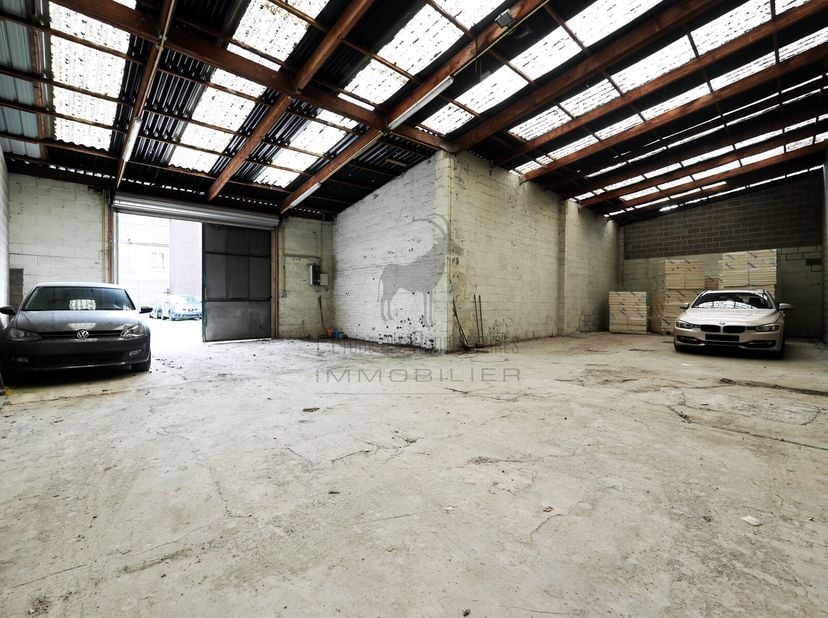 Grand entrepôt à vendre à MARCHIENNE-AU-PONT&lt;br /&gt;
Référence agence: V6031-1593&lt;br /&gt;
Visite virtuelle: https://envisite.net/vtour/fr/8al93y&lt;br /&gt;
L&#039;E