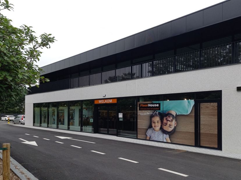 Commerciële ruimte +/- 788 m2 in een moderne nieuwbouw aan de Antwerpsesteenweg (N70).&lt;br /&gt;
Deze commerciële ruimte werd recent volledig nieuw ingeri