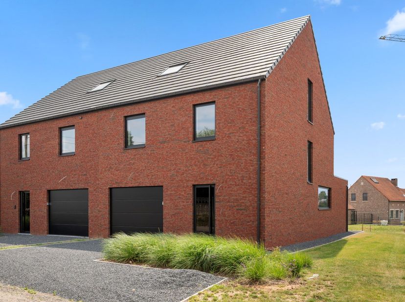 Deze prachtige woning met EPC A is gelegen in Binkom, deelgemeente van Lubbeek en biedt alle comfort en ruimte die je nodig hebt. Deze half open bebou