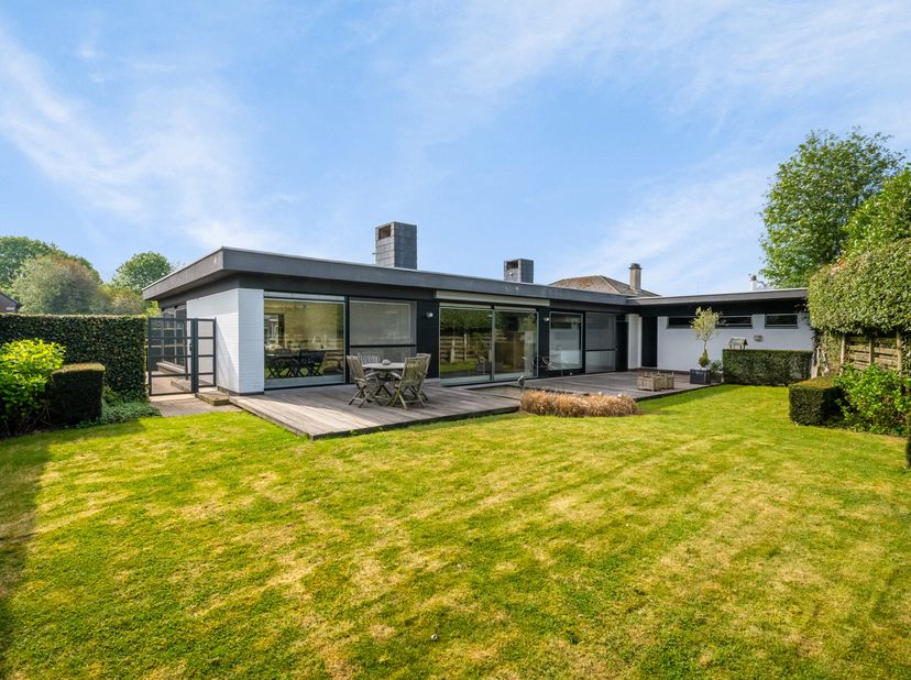 Ce bungalow de caractère de 1973 est un mélange idéal d&#039;architecture intemporelle, de finitions durables et d&#039;un excellent emplacement. Situé dans un