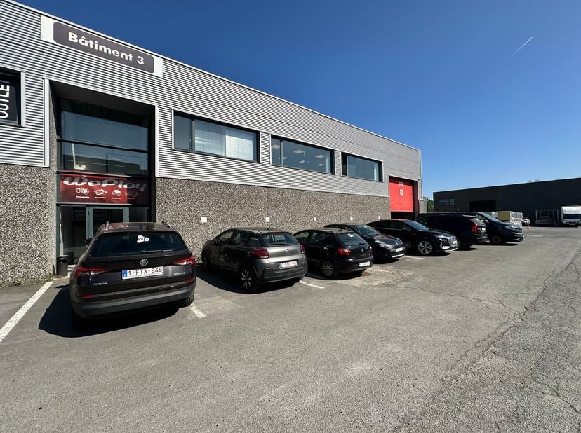 Op een strategische locatie in Braine-l’Alleud bieden wij deze functionele bedrijfsruimte te huur aan. Het pand beschikt over 760 m² opslagruimte en 7