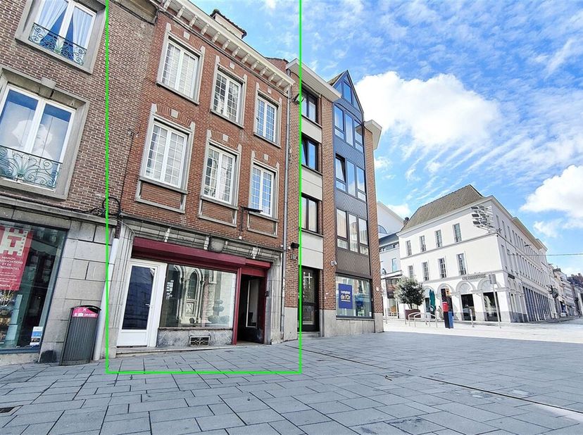 Immeuble de rapport mixte, idéalement situé au pied du beffroi de Tournai !&lt;br /&gt;
Ce bien exceptionnel offre une opportunité unique avec un rez-de-cha