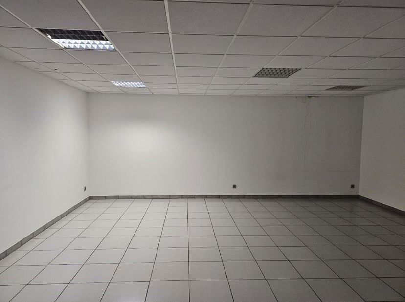 Vlot bereikbare kantoorruimte op de eerste verdieping. &lt;br /&gt;
Dit pand is gelegen in een gebouw met diverse kantoorruimtes en gemeenschappelijke inkom