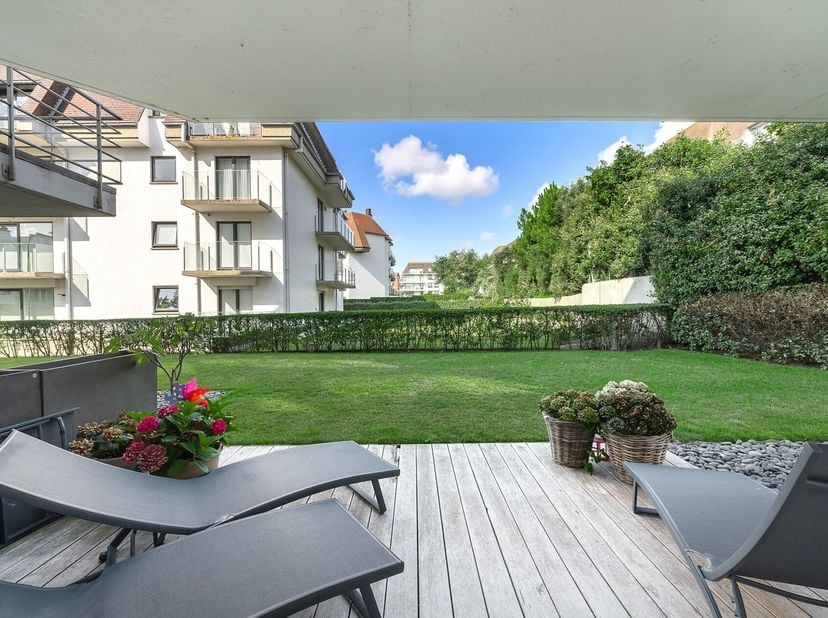 Charmant hoekappartement op topligging in het Zoute  vlakbij de wandeldijk&lt;br /&gt;
Op het gelijkvloers van een stijlvolle villaresidentie bevindt zich d