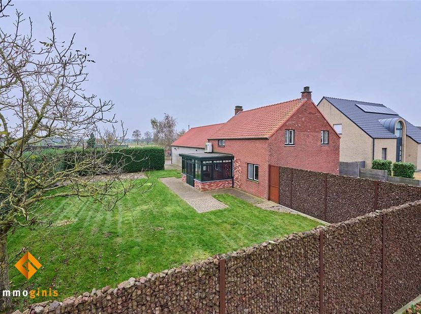 Deze charmante woning  is gelegen op een ruim perceel van 54a98ca, in een rustige en aangename buurt.&lt;br /&gt;
Ideaal voor dierenliefhebbers!&lt;br /&gt;
Indel