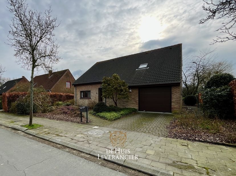 Welkom in deze prachtige open bebouwing, gelegen in een rustige residentiële wijk in Kontich. Deze woning biedt niet alleen een zee van ruimte met een