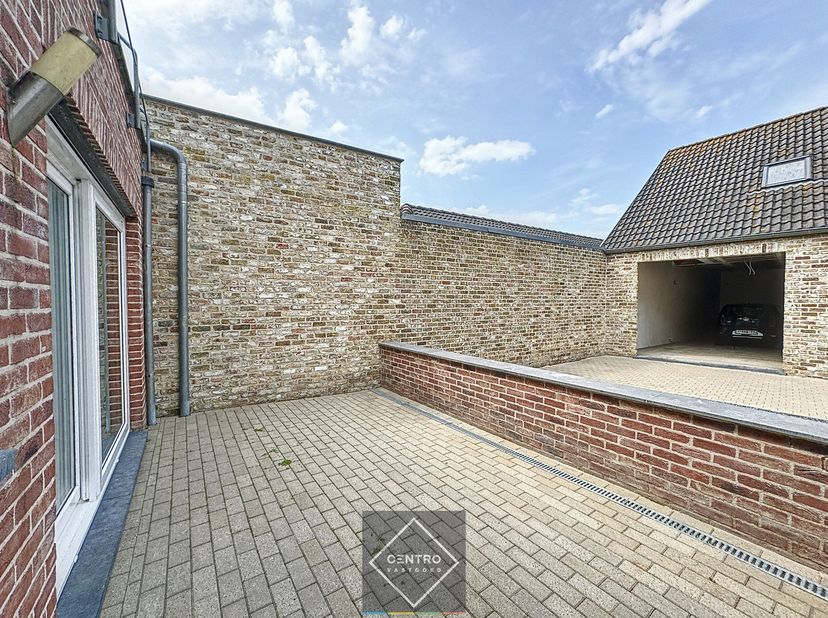 ENERGIEZUINIGE  (°2015) GELIJKVLOERS woning in het HARTJE van Zuienkerke, met DUBBELE garage + bovenliggende ruimte (100m2) (met alle voorzieningen)!&lt;