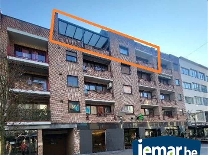 Ruim appartement met hoogwaardige afwerking.&lt;br /&gt;
Dit prachtig gerenoveerde appartement, gelegen in hartje Genk, biedt maar liefst 195 m² woonoppervl