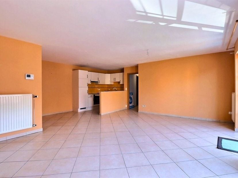 Découvrez ce spacieux appartement de 95m² idéalement situé à Manage, offrant un cadre de vie lumineux et moderne. Parfaitement conçu pour répondre aux