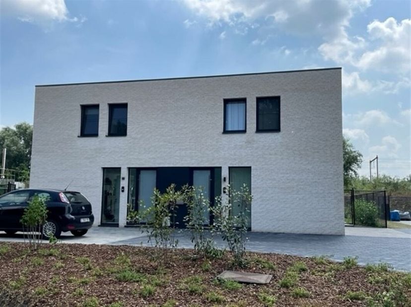 Aan de stadsrand van Hasselt vinden we dit kleinschalig project met 4 halfopen woningen. Zeer centrale ligging en toch in een autoluwe straat met veel