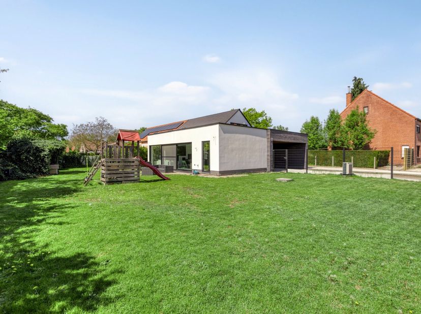 Deze prachtige woning bevindt zich in een rustig gelegen straatje in de Heidehuizen in Mol. De woning werd in 2020 volledig verbouwd en uitgebreid tot