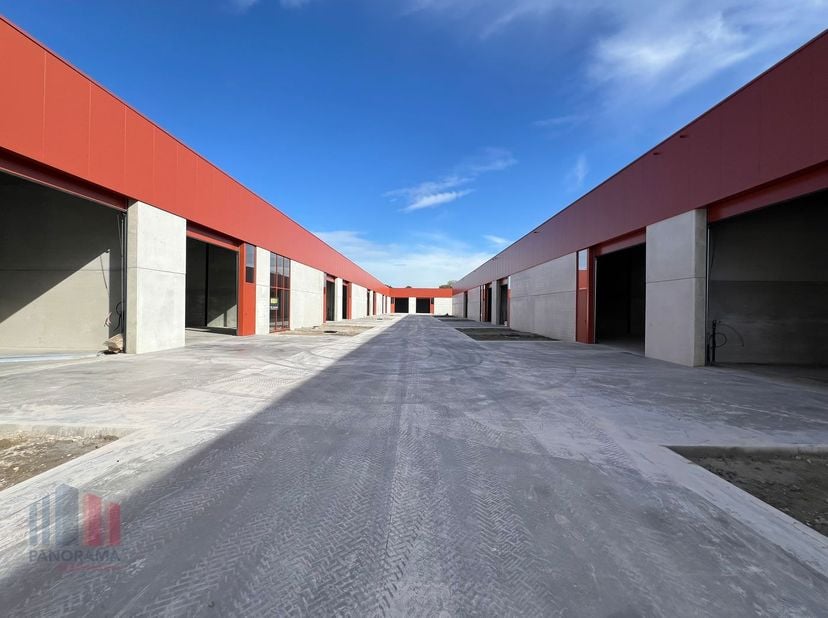 Unité PME flambant neuve d&#039;une superficie de 220 m² à louer à 2 km à peine du R4 avec accès facile au Brugsevaart (N9), à l&#039;E40 et à l&#039;A11/E34. &lt;br /&gt;
