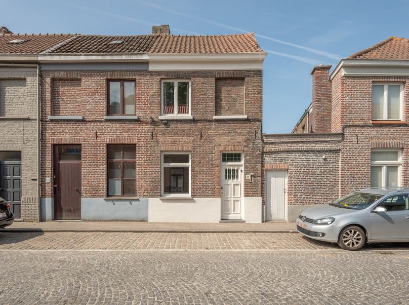 Ontdek deze gezellige woning, ideaal gelegen nabij de ring van Brugge en op een zucht van de Brugse molens.&lt;br /&gt;
Bij het binnenkomen van de woning vi