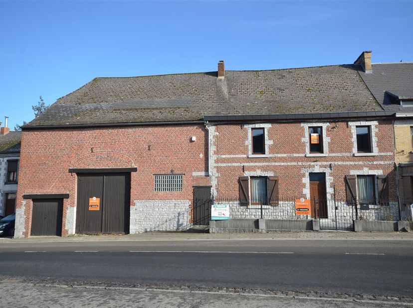 Authenticité et potentiel réunis à Rance !Découvrez cette superbe fermette au charme rustique, parfaitement entretenue, offrant de vastes espaces de v