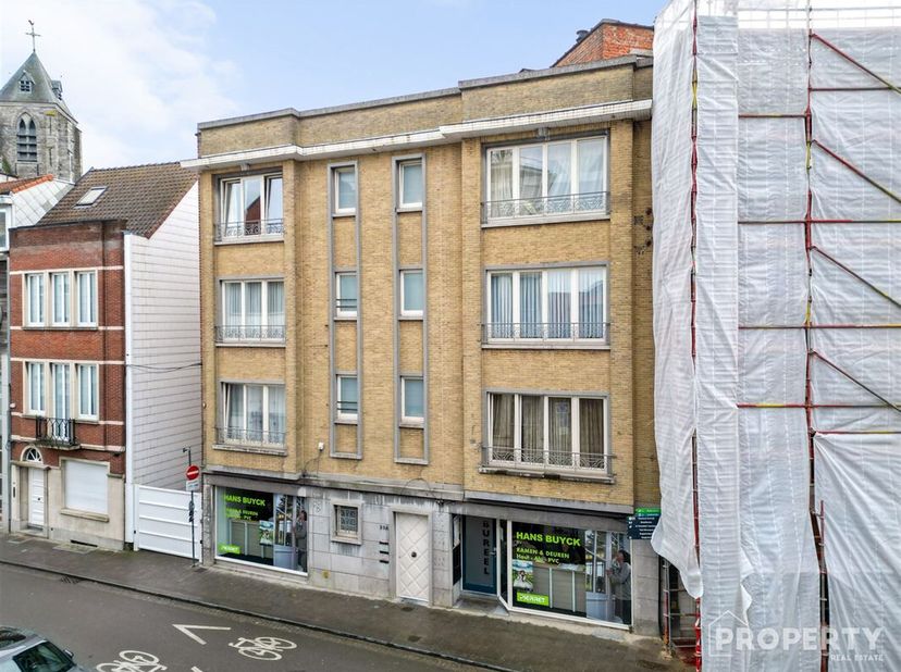 Opbrengsteigendom! 3 appartementen en handelspand! &lt;br /&gt;
Indeling: &lt;br /&gt;
Gelijkvloers: Handelspand met een huuropbrengst van 895 euro&lt;br /&gt;
1ste ver