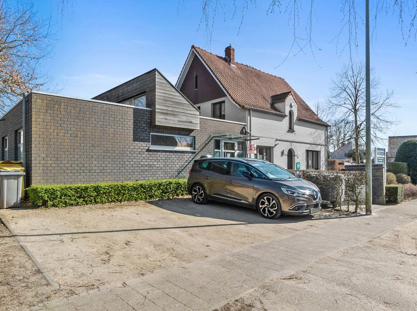 Gelegen in het charmante Herentals, biedt dit veelzijdige pand tal van mogelijkheden.&lt;br /&gt;
Momenteel functioneert het gelijkvloers als een kinesither