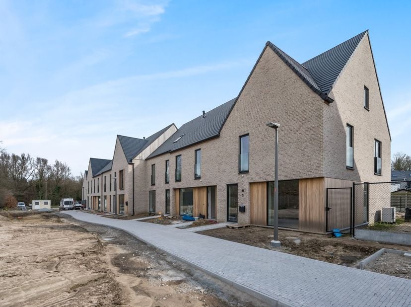Op zoek naar een instapklare BEN-woning met minimum 3 slaapkamers en uitbreidbaar naar 5-slaapkamers in een rustige en groene woonerf nabij natuurgebi