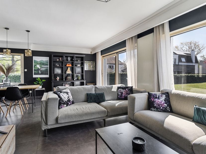 Dit vrijstaand, gelijkvloers huis langs de Brieversweg werd op een gunstig georiënteerd perceel van 955m² (bestaande uit 2 percelen: 360m² + 595m²) ge