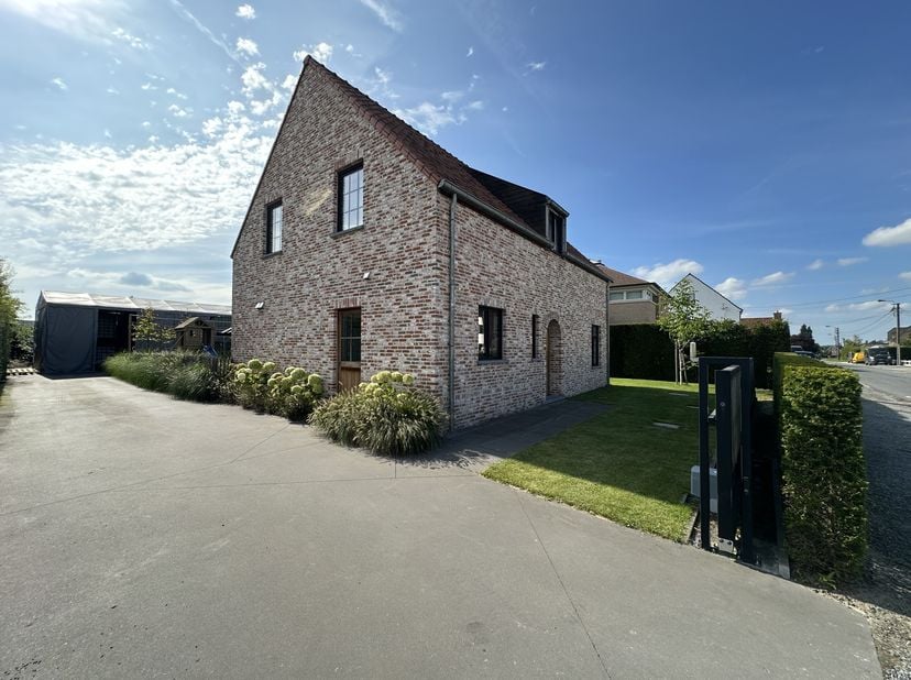 Bent u op zoek naar een unieke combinatie van comfortabel wonen en zakelijk ondernemen? Ontdek deze prachtige energiezuinige woning met een magazijn v