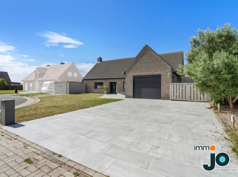 Deze villa is gelegen op een absolute locatie te  Nieuwpoort en met zijn groot bewoonbaar oppervlakte is dit pand uitzonderlijk ruim en polyvalent te