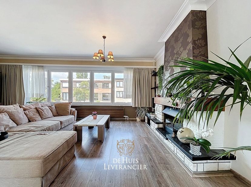 de Huisleverancier verwelkomt je in je toekomstige nieuwe thuis in deze verzorgde en verrassend ruime bel-etagewoning.  Gelegen in de rustige, residen