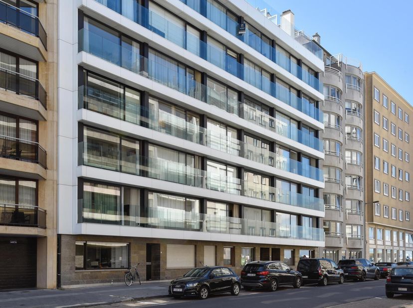 Bel appartement de deux chambres avec vue latérale sur la digue et situé à Plage Albert. Finition top!&lt;br /&gt;
L&#039;appartement est situé à quelques pas de