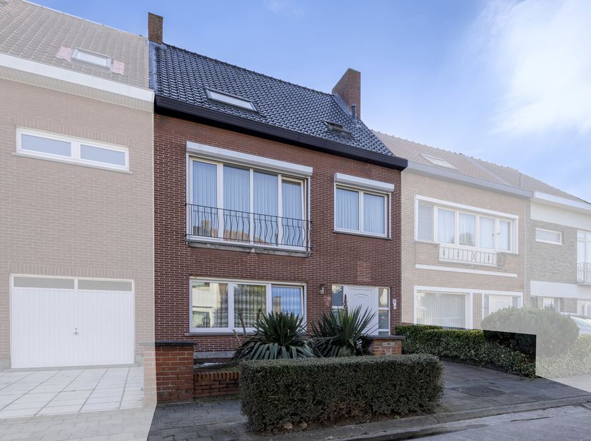 Deze woning is gelegen op een toplocatie in het populaire Destelbergen. De nabijheid van openbaar vervoer, de treinstations Gent-Dampoort en Gentbrugg