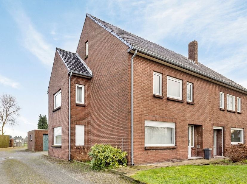 INDELING: &lt;br /&gt;
GELIJKVLOERS:&lt;br /&gt;
·Inkomhal: Voorzien van een lichte tegelvloer en een vaste trap naar de bovenverdieping.&lt;br /&gt;
·Leefruimte: Ruime