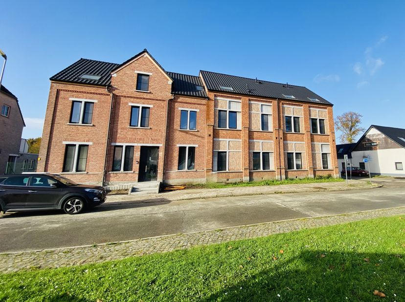Dit appartement beschikt over een lichtrijke leefruimte met open keuken, een hal + nachthal, 1 ruime slaapkamer, een badkamer met inloopdouche en toil